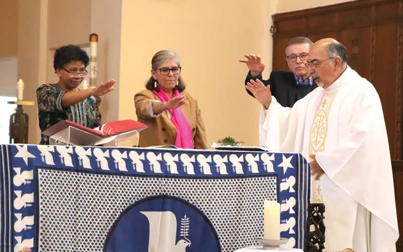 De izq. a dcha.: Representantes de las hermanas,<br />
misioneros laicos, afiliados y de la Sociedad<br />
Maryknoll bendicen las cruces misioneras. (Andrea Moreno-Díaz/EE.UU.)