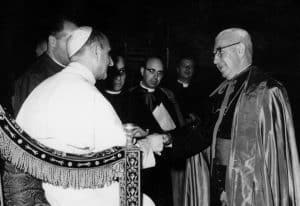 El Papa Pablo VI saluda al Obispo Joseph Regan durante una audiencia papal en la Ciudad del Vaticano. Catorce misioneros Maryknoll asistieron a las sesiones del Concilio Vaticano II. (Archivos de la Misión Maryknoll)