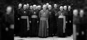 Los 14 obispos Maryknoll que asistieron al Concilio Vaticano II sirvieron en Asia, África y Latinoamérica: (de izq. a dcha.) los obispos Edward Fedders, Thomas Collins, William McNaughton, Charles Brown, Frederick Donaghy, William Kupfer, Joseph Regan, John Comber, Edward McGurkin, Raymond Lane, John Rudin, Alonso Escalante, James Pardy y Hugo Gerbermann. (Archivos de la Misión Maryknoll)