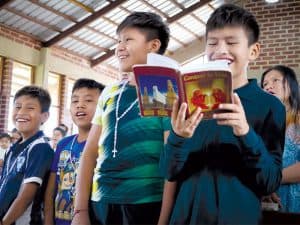 Un niño asiste a una Misa en la Parroquia Santísima Trinidad en la región de la Amazonía en Bolivia. (Adam Mitchell/Bolivia)