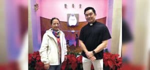 Fung-Bing Ho y el Padre Maryknoll Daniel Kim sirven juntos en la Iglesia St. Mary donde él es pastor asociado. Ho ha conocido a varias generaciones de misioneros Maryknoll en Hong Kong. (Cortesía de Fung-Bing Ho/Hong Kong)