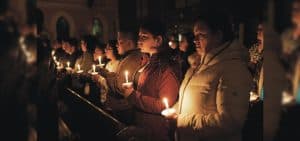 Feligreses sostienen velas encendidas en la oscuridad en la celebración de la Vigilia Pascual en la parroquia St. John the Evangelist en Center Moriches, Nueva York, el 8 de abril del 2023. (OSV News/Gregory A. Shemitz/EE.UU.)