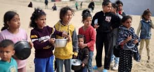 Imagen destacada: Niños palestinos desplazados por la guerra esperan recibir comida gratis de un campamento en medio de escasez de alimentos en Rafah, al sur de la Franja de Gaza, el 27 de febrero del 2024 mientras el conflicto entre Israel y Hamás continúa. (OSV News/Ibraheem Abu Mustafa, Reuters)