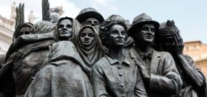 Imagen destacada: Imagen de un detalle de la escultura "Angels Unawares" (Ángeles sin saberlo) del canadiense Timothy Schmalz en la Plaza de San Pedro en el Vaticano el 3 de junio del 2024. La escultura representa un barco con 140 migrantes a bordo de varios periodos históricos y naciones. (CNS photo/Lola Gomez)