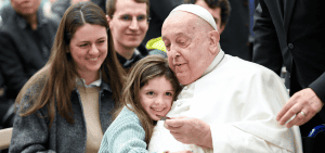 El Papa Francisco saluda a un niño al concluir su audiencia general semanal en el Aula Pablo VI del Vaticano, el 12 de febrero de 2025. (Foto CNS/Vatican Media)