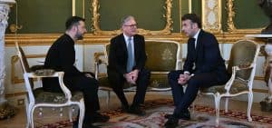 Imagen destacada: El presidente ucraniano Volodímir Zelenski, el primer ministro británico Keir Starmer y el presidente francés Emmanuel Macron se reúnen durante una cumbre de líderes europeos en Lancaster House en el centro de Londres el 2 de marzo del 2025. (OSV News photo/Justin Tallis, Reuters)