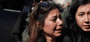 Imagen destacada: Una mujer reacciona en una manifestación en la plaza Marjeh en Damasco, Siria, el 9 de marzo del 2025, en protesta en contra de los asesinatos de civiles y de fuerzas de seguridad por parte del nuevo gobierno Sirio, después de enfrentamientos entre fuerzas leales al nuevo gobierno y miembros de la secta alauita de Bachar el Asad. 
