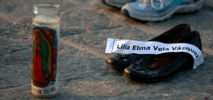 Imagen destacada: Una foto de archivo en Monterrey, México, muestra una vela con una imagen de Nuestra Señora de Guadalupe y pares de zapatos con una etiqueta con el nombre de su propietaria. En una declaración compartida el 12 de marzo de 2025, la Conferencia del Episcopado Mexicano expresó su indignación por el descubrimiento de un campo de exterminio operado por un cártel de la droga, calificándolo de "una de las expresiones más crueles de maldad y miseria humana que hemos presenciado en nuestro país". (Foto OSV News/Daniel Becerril, Reuters)