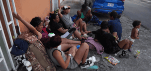 Imagen destacada: Migrantes venezolanos descansan en la acera en Paso Canoas, Costa Rica, March 5, 2025. Varios grupos de migrantes han estado llegando al pueblo fronterizo en un flujo migratorio a la inversa que viene de México a Sudamérica. (OSV News/Manuel Rueda)
