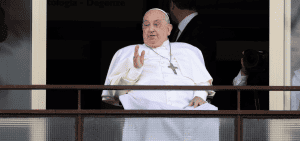 El Papa Francisco saluda a los fieles en el hospital Gemelli de Roma antes de regresar al Vaticano el 23 de marzo de 2025, después de 38 días de tratamiento en el hospital. (Foto CNS/Vatican Media)