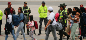 Imagen destacada: Miembros de las fuerzas de seguridad de Venezuela observan a migrantes venezolanos que fueron repatriados desde México al aeropuerto internacional Simón Bolivar en Maiquetia, Venezuela, el 20 de marzo del 2025. El Departamento de Seguridad Nacional (DHS por sus siglas en inglés) comunicó que el 21 de marzo revocará toda protección legal para más de 500.000 cubanos, haitianos, nicaragüenses y venezolanos, que llegaron a EE. UU. bajo un programa humanitario conocido como CHNV. (OSV News photo/Leonardo Fernandez Viloria, Reuters)