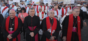 Imagen destacada: Mons. Peter Baldacchino, Obispo de Las Cruces, N.M.; Mons. Gustavo García-Siller, arzobispo de San Antonio; Mons. Mark J. Seitz, obispo de El Paso, Texas; y Mons. John C. Wester, arzobispo de Santa Fe, N.M., encabezan una marcha en El Paso el 24 de marzo de 2025, contra las deportaciones masivas por parte del gobierno estadounidense. (Foto OSV News/Bob Roller)