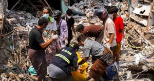 Imagen destacada: Rescatistas cargan el cuerpo de una víctima el 29 de marzo del 2025, después de un fuerte terremoto en Mandalay, Myanmar. El terremoto de 7,7 grados de magnitud en la escala de Ritcher tuvo su epicentro cerca de Mandalay el 28 de marzo y derrumbo edificios, asesinando a más de 1.600 personas y dejando a muchos más enterrados bajo los escombros. (OSV News/Reuters)