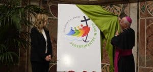 Imagen destacada: Miembros del Dicasterio para la Evangelización revelan el logo para el Jubileo 2025. Este Año Santo, proclamado por el Papa Francisco, empezó el 24 de diciembre del 2024 y continuará hasta enero 6, 2026. (Dicasterio para la Evangelización/Ciudad del Vaticano, Flickr)