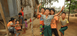 Imagen destacada: Un grupo de niños juega en las cercanías de Katha, Myanmar. (Axel Drainville/Myanmar, Flickr)