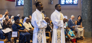 Imagen destacada: Los Padres Maryknoll Charles Ogony (izq.) y Joshua Maondo (der.), de Kenia, fueron ordenados al sacerdocio el 8 de junio del 2024. Actualmente están sirviendo en Bolivia. En su mensaje para la 62ª Jornada Mundial de Oración por las Vocaciones, el Papa Francisco exhorta a los jóvenes discerniendo un camino sacerdotal a ser 'peregrinos de esperanza'. (Octavio Durán/EE. UU.)
