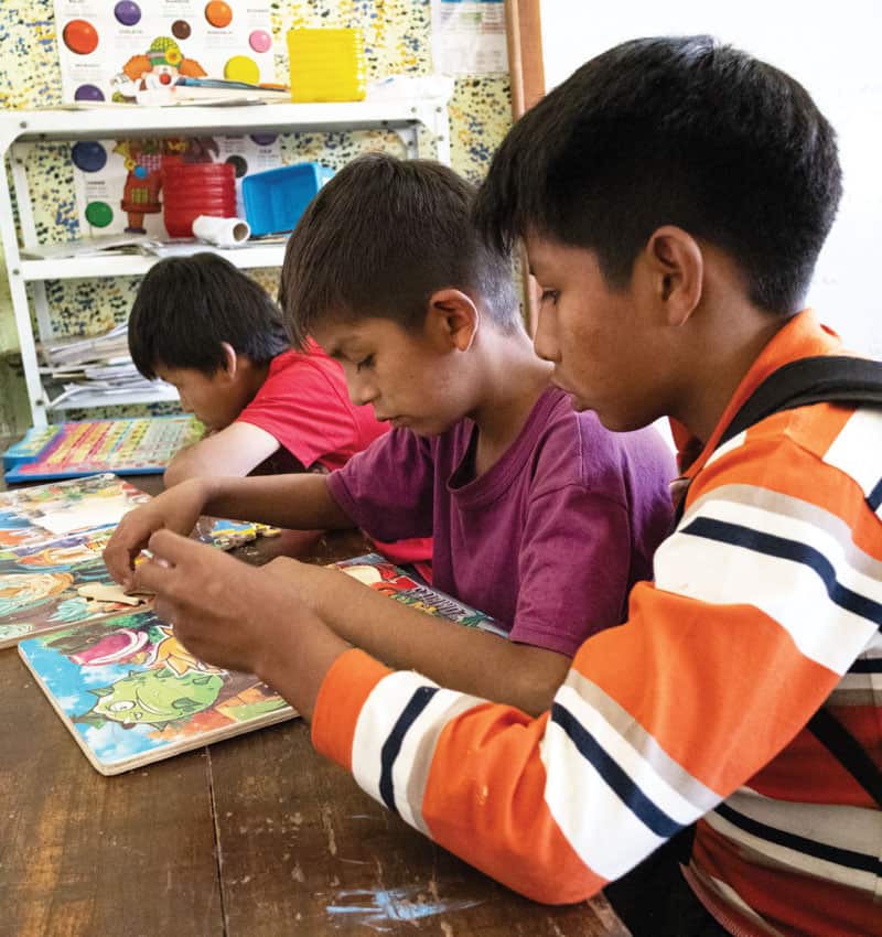Después del almuerzo los niños hacen tareas y<br />
se distraen con juegos de mesa educativos. El<br />
Hermano Bruener ha donado la gran mayoría<br />
de estos juegos para estimular a los niños. (Adam Mitchell/Bolivia)