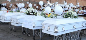 Imagen destacada: Imagen del velorio de los jóvenes asesinados por un comando armado en Salamanca, Guanajuato, cuando charlaban en un parque. (ACI Prensa/Cortesía Semanario Emaús)