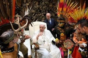 El Papa Francisco se encuentra con un grupo de indígenas de México al finalizar su audiencia general en la sala Pablo VI en el Vaticano el 10 de agosto del 2022. (CNS/Yara Nardi, Reuters)