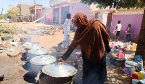 Una mujer sudanesa prepara comida en Takaya, un restaurante benéfico y comedor comunitario, durante el mes sagrado del Ramadán en el estado de Jartum, Sudán, el 14 de marzo del 2025. El comedor provee alimentación a los sudaneses desplazados en la zona de Omdurman, recientemente controlada por el ejército durante el conflicto en curso. (OSV News/El Tayeb Siddig, Reuters)