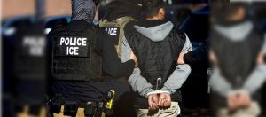 cristianos; Agentes del Servicio de Inmigración y Control de Aduanas (ICE) detienen a un hombre después de llevar a cabo una redada en el complejo de apartamentos Cedar Run en Denver el 5 de febrero de 2025. (Foto OSV News/Kevin Mohatt, Reuters)