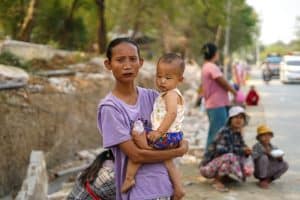 Imagen destacada: Una madre desplazada abraza a su hijo mientras espera al lado de la carretera para recibir ayuda en Sagaing, Myanmar, el 2 de abril del 2025. El 28 de marzo un terremoto de 7,7 grados impactó el país. Mientras se espera que las cifras superen los 3.000 muertos, organizaciones católicas como Catholic Relief Services están trabajando contrarreloj para suministrar ayuda humanitaria a los necesitados. (OSV News/Reuters)
