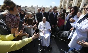Imagen destacada: El Papa Francisco saluda a los fieles en la Plaza de San Pedro al final de la Misa de clausura del Jubileo de los Enfermos y del Mundo de la Sanidad en el Vaticano el 6 de abril de 2025. (Foto CNS/Pablo Esparza)