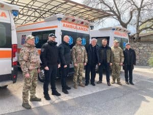 Imagen destacada: Militares y autoridades ucranianas aparecen en una fotografía del 8 de abril de 2025 en Zaporizhzhia, en el este de Ucrania, mientras el limosnero papal, el cardenal Konrad Krajewski (centro), y el obispo auxiliar de Kharhiv-Zaporizhzhia, Jan Sobilo (derecha), les entregan el regalo del Papa Francisco: modernas ambulancias. El prefecto del Dicasterio para el Servicio de la Caridad y otros tres conductores, también sacerdotes, condujeron cuatro ambulancias a Ucrania para la 10ª misión al país devastado por la guerra del cardenal Krajewski como enviado papal. Las ambulancias iban llenas de medicamentos por valor de 220.000 dólares. Tres ambulancias fueron donadas a Zaporizhzhia y una a Kharkiv. (OSV News photo/cortesía del obispo Jan Sobilo)