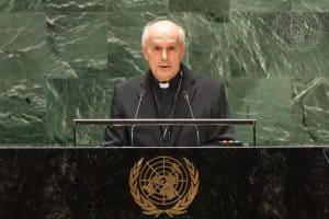 El arzobispo Gabriele G. Caccia, observador permanente de la Santa Sede ante las Naciones Unidas, aparece en una foto de 2023 dirigiéndose a la Asamblea General en la sede de la ONU en Nueva York. El arzobispo Caccia hizo una declaración el 8 de abril de 2025 en la que expresaba su preocupación por el continuo aumento de la inestabilidad política y los conflictos. (OSV News/Rick Bajornas, cortesía de las Naciones Unidas)