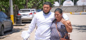 Imagen destacada: Acompañado por su madre, Alicia Rodríguez, Alex Ramón Dubón deja un centro de recepción para migrantes deportados dirigido por la iglesia en el aeropuerto de San Pedro Sula, Honduras, el 24 de marzo del 2025. Dubón fue deportado de los Estados Unidos, donde vivió por los últimos siete años, después de ser detenido 15 días antes por agentes de la Agencia de Aduana y Migración en Louisiana mientras trabajaba en una construcción. Su esposa y tres hijos permanecen en los Estados Unidos. Él fue recibido en Honduras por la Hermana Scalabriniana Idalina Bordignon, quien dirige el Centro de Atención al Migrante Retornado. (OSV News/Paul Jeffrey)