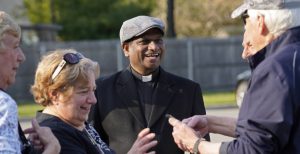 Imagen destacada: El Padre Charles Gnanapragasam, un sacerdote de India, charla con feligreses en una reunión para rezar el rosario llamada "Déjennos nuestros sacerdotes" en East Islip, N.Y., el 29 de abril del 2024. El 10 de abril del 2025, los obispos de EE. UU. pidieron a congresistas que apoyaran la ley bipartidista Ley de Protección de la Fuerza Laboral Religiosa, que relajaría restricciones migratorias para trabajadores religiosos de otros países, permitiéndoles permanecer en los Estados Unidos mientras esperan su residencia permanente. (OSV News photo/Gregory A. Shemitz)