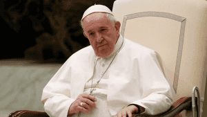 El Papa Francisco preside la audiencia general en la sala Pablo VI del Vaticano el 21 de octubre de 2020. En un documental, el Papa Francisco se mostró abierto a la idea de que se aprueben leyes que reconozcan las uniones civiles, incluidas las de parejas del mismo sexo, para proteger sus derechos. El Papa Francisco, cuyo nombre real era Jorge Mario Bergoglio, cardenal argentino, falleció el 21 de abril de 2025 a los 88 años. (Foto CNS/Paul Haring)