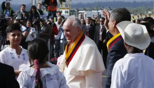 El Papa Francisco camina con Rafael Correa, entonces presidente de Ecuador, durante una ceremonia de llegada en el Aeropuerto Internacional Mariscal Sucre en Quito, Ecuador, 5 de julio de 2015. (Foto CNS/Paul Haring)