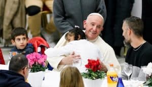 El Papa Francisco se reunió con unos 1300 invitados para almorzar en la sala de audiencias del Vaticano con motivo de la Jornada Mundial de los Pobres, el 13 de noviembre de 2022. El Papa Francisco, anteriormente cardenal argentino Jorge Mario Bergoglio, falleció el 21 de abril de 2025, a los 88 años. (Foto CNS/Remo Casilli, Reuters)
