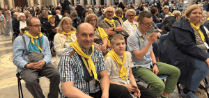 Tomasz Sitarz, de Lodz (Polonia), quien asistió al Jubileo de las Personas con Discapacidad con su hijo Peter, quien tiene dificultades auditivas, es visto antes de la misa del 28 de abril de 2025 en la Basílica de San Pablo Extramuros de Roma. "Espero que la sociedad comprenda las necesidades de las personas con discapacidad. A veces no necesitamos ayuda específica, sino un apoyo real para las necesidades de nuestros hijos, porque el mundo les pone obstáculos y simplemente queremos que nos apoyen", declaró a OSV News. (Foto de OSV News/Paulina Guzik)