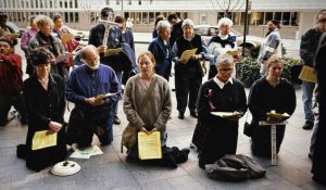 Imagen destacada: Marie Dennis (cuarta de derecha a izquierda) participa en una manifestación pacífica con otras personas afuera del Banco Mundial en Washington D.C. para el Año Jubilar del 2000. (Cortesía Oficina de Asuntos Globales Maryknoll/EE. UU.)