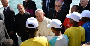 El Papa Francisco saluda a inmigrantes al llegar al puerto en Lampedusa, Italia, el 8 de julio. El Papa Francisco falleció el 21 de abril del 2025, a la edad de 88 años. (CNS photo/pool via Reuters)