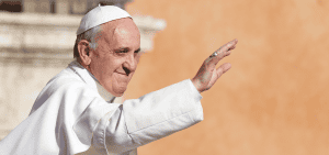 Imagen descatada: El Papa Francisco saluda a feligreses en la Basílica de San Juan de Letrán en Roma, donde celebró la Misa el 7 de abril del 2013. El papa falleció el 21 de abril del 2025, lunes de Pascua. (CNS, Paul Haring/Ciudad del Vaticano)