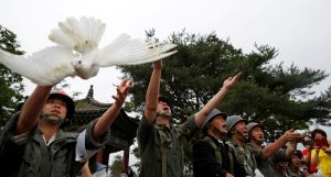 Palomas son liberadas durante una ceremonia conmemorativa del 70.º aniversario de la Guerra de Corea, cerca de la zona desmilitarizada que separa las dos Coreas, en Cheorwon, Corea del Sur, el 25 de junio de 2020. (Foto CNS/Kim Hong-Ji, Reuters) Véase KOREAN-WAR-COMMEMORATE, 25 de junio de 2020.