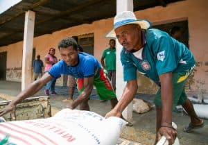 Trabajadores descargan alimentos de Catholic Relief Services y USAID en la aldea de Behera, cerca de Tulear, Madagascar, el 22 de octubre de 2016. El secretario de Estado de los Estados Unidos, Marco Rubio, anunció el 22 de abril de 2025 la “reorganización” del Departamento de Estado, que ahora supervisa los esfuerzos humanitarios del Gobierno, y que incluirá recortes de personal y la consolidación de oficinas. (OSV News/Nancy McNally, Catholic Relief Services)