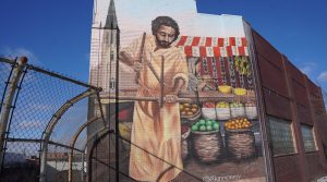 Imagen destacada: Un mural en el Eastern Market de Detroit dedicado a St. José Obrero fue terminado a finales del 2024 y está situado al atravesar la avenida Gratiot y en frente del Santuario de San José. El mural fue financiado por los feligreses de San José y patrocinadores para expandir la presencia de la parroquia en el Eastern Market, uno de los mercados de granjeros más grandes del medio oeste estadounidense. (OSV photo/Daniel Meloy, Detroit Catholic)