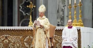 El cardenal francés Dominique Mamberti, protodiácono del Colegio Cardenalicio, pronuncia su homilía mientras preside la misa final de los «novendiali», los nueve días de luto oficial por el Papa Francisco, en el Altar de la Confesión de la Basílica de San Pedro del Vaticano el 4 de mayo de 2025. (CNS photo/Lola Gomez)