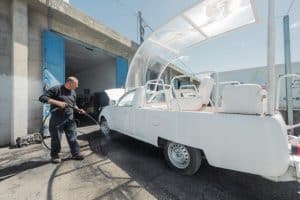 Se están adelantando los últimos trabajos para transformar el papamóvil utilizado por el Papa Francisco durante su peregrinación a Tierra Santa en 2014 en una unidad sanitaria móvil para los niños de Gaza, que estará lista para su uso una vez que se abra el corredor humanitario. En sus últimos meses, antes de su muerte el 21 de abril de 2025, el Papa aprobó y bendijo el proyecto. (OSV News/cortesía de Cáritas Jerusalén)