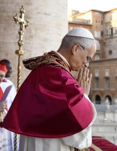 El papa León XIV, excardenal Robert F. Prevost, saluda a la multitud en la Plaza de San Pedro del Vaticano tras su elección como papa el 8 de mayo de 2025. El nuevo papa nació en Chicago. (Foto CNS/Vatican Media)