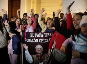 La gente reacciona en la Catedral de Santa María en Chiclayo, Perú, el 8 de mayo de 2025, el día en que el cardenal Robert Francis Prevost fue elegido papa. Eligió el nombre papal de León XIV. Como sacerdote agustino, el entonces padre Prevost pasó muchos años como misionero en Perú. (OSV News/Sebastián Castañeda, Reuters)