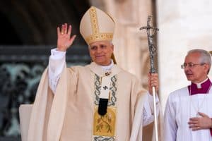 El Papa León XIV saluda a los fieles al término de la misa de investidura celebrada en la plaza de San Pedro del Vaticano el 18 de mayo de 2025. (CNS/Lola Gómez)