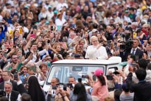 El Papa León XIV recorre la plaza de San Pedro en el Vaticano el 21 de mayo de 2025, antes de celebrar su primera audiencia general semanal. (CNS/Lola Gómez)