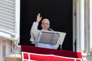 El Papa León XIV da su bendición a las personas reunidas en la Plaza de San Pedro durante el canto del "Regina Coeli" en el Vaticano el 25 de mayo de 2025. (CNS/Vatican Media)