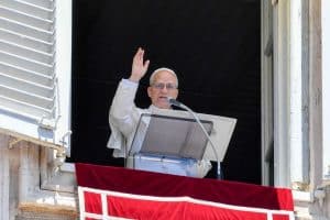 El Papa León XIV da su bendición a las personas reunidas en la Plaza de San Pedro durante el canto del "Regina Coeli" en el Vaticano el 25 de mayo de 2025. (CNS/Vatican Media)