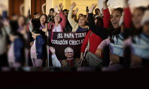 La gente reacciona en la Catedral de Santa María en Chiclayo, Perú, el 8 de mayo de 2025, el día en que el cardenal Robert Francis Prevost fue elegido papa. Eligió el nombre papal de León XIV. Como sacerdote agustino, el entonces padre Prevost pasó muchos años como misionero en Perú. (OSV News/Sebastián Castañeda, Reuters)